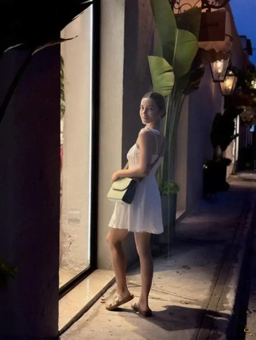 Un picnic en el parque bajo los árboles