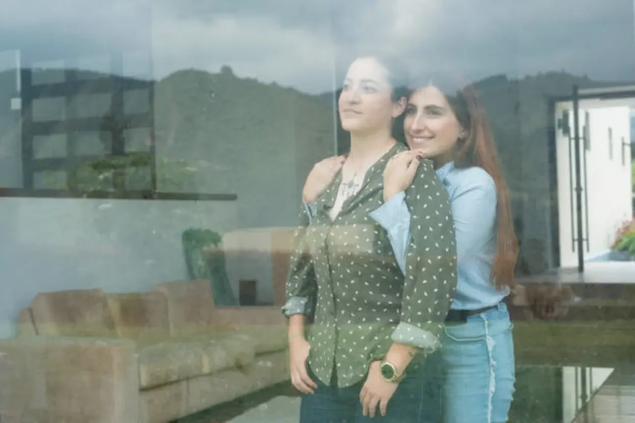 Personas reflexionando sobre sus emociones después de una ruptura.